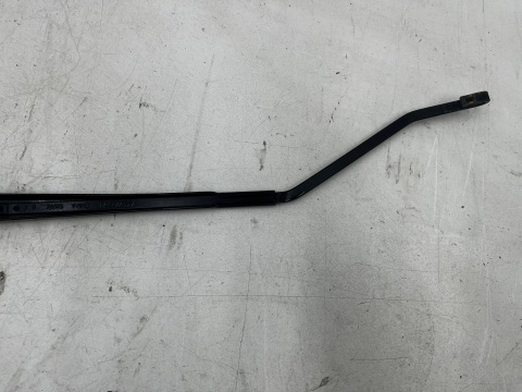 Ramię wycieraczki Opel Insignia A 08-17r. prawa strona pasażera prawy przód 13227399
