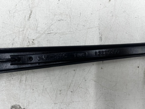 Ramię wycieraczki Opel Insignia A 08-17r. prawa strona pasażera prawy przód 13227399