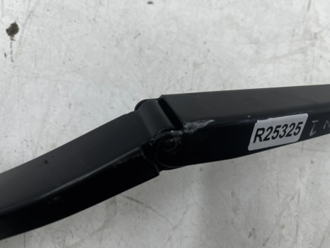 Ramię wycieraczki Opel Insignia A 08-17r. prawa strona pasażera prawy przód 13227399