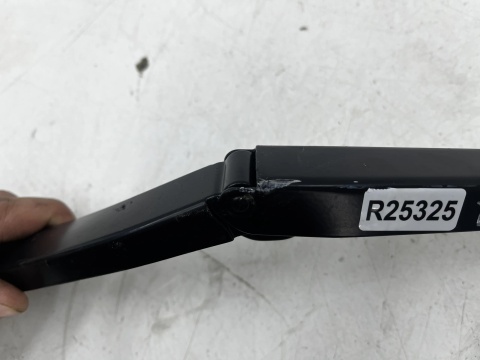 Ramię wycieraczki Opel Insignia A 08-17r. prawa strona pasażera prawy przód 13227399