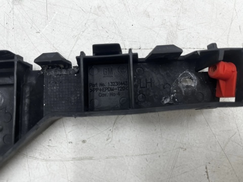 Ślizg Opel Insignia A 08-17r. mocowanie zderzaka wspornik lewe przednie błotnika 13238443