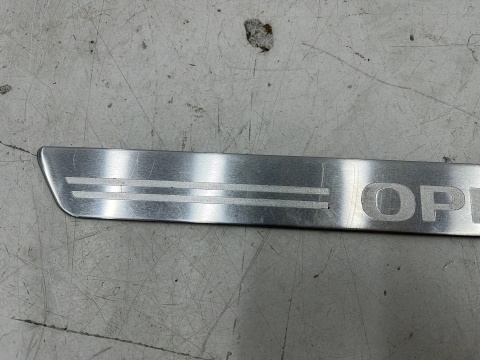 Nakładka progu Opel Insignia A 08-17r. lewa prawa wewnętrzna listwa progowa oryginalna 13272117