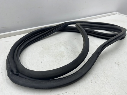 Uszczelka Suzuki Swift 5 V 10-17r. guma lewych prawych drzwi tylnych 76295-68l01