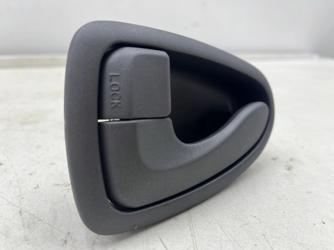Klamka Hyundai Accent 2 II 99-05r. lewa przednia wewnętrzna rączka 8261025000
