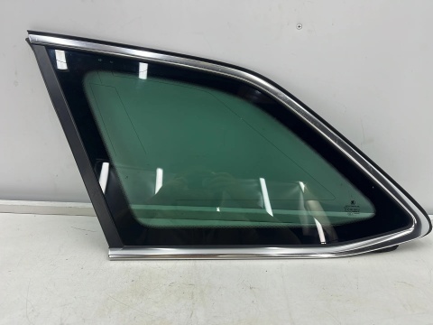 Szyba boczna Skoda Superb 3 III 15-24r. kombi lewy tylny trójkąt karoseryjna 3v9845297