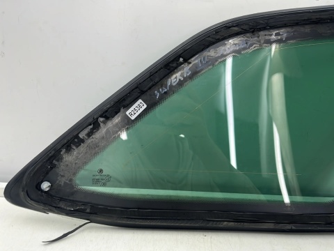 Szyba boczna Skoda Superb 3 III 15-24r. kombi lewy tylny trójkąt karoseryjna 3v9845297