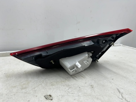 Lampa Toyota Auris II E18 Corolla HB LIFT 15-18r. lewa tylna LED w klapę bagażnika EU Oryginalna nowa 81591-02880