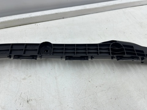 Ślizg Toyota Corolla E16 E17 13-19r. lewe tylne mocowanie zderzaka wspornik lewy tył 52576-02120