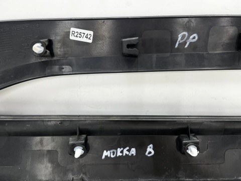 Listwa Opel Mokka B Mokka-e 20r.- prawa przednia dolna nakładka drzwi bocznych prawy przód 9841010580