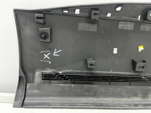 Listwa Peugeot 3008 II 16-24r. lewa tylna nakładka dolna drzwi lewy tył 9811404577