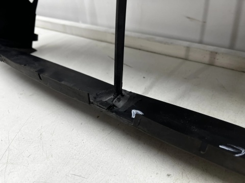 Osłona chłodnicy BMW M3 F80 M4 F82 F83 14-21r. DOLNA kierownica powietrza pasa przedniego wlot intercoolera atrapy 8055843