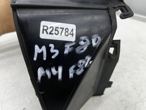 Osłona chłodnicy BMW M3 F80 M4 F82 F83 14-21r. DOLNA kierownica powietrza pasa przedniego wlot intercoolera atrapy 8055843
