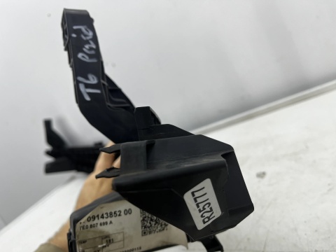 Belka zderzaka VW Transporter T6 Multivan 7E0 15-19r. przednie wzmocnienie pasa absorber plastikowy poprzeczka 7e0807699a