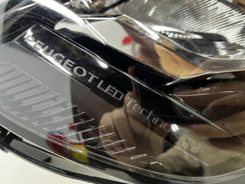 Lampa reflektor Peugeot 208 II 2008 II 19r.- PRAWA przednia full LED Europa 9855524880