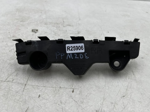 Ślizg Mazda 2 DE 07-14r. prawe przednie mocowanie wspornik uchwyt zderzaka prawy przód d01n500t1