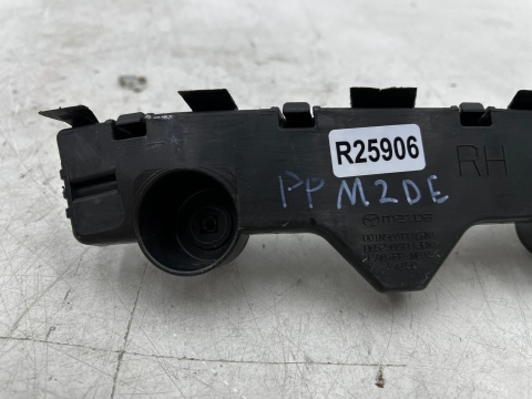 Ślizg Mazda 2 DE 07-14r. prawe przednie mocowanie wspornik uchwyt zderzaka prawy przód d01n500t1