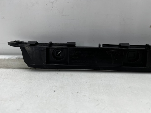 Ślizg Tesla Model 3 17r.- lewe tylne mocowanie zderzaka wspornik 1083990-00