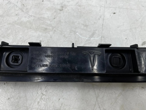 Ślizg Tesla Model 3 17r.- lewe tylne mocowanie zderzaka wspornik 1083990-00