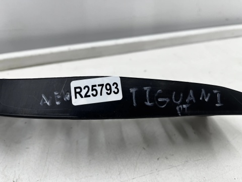 Ślizg VW Tiguan 1 I 07-18r. prawe tylne mocowanie zderzaka prowadnica prawy tył 5n0807394a