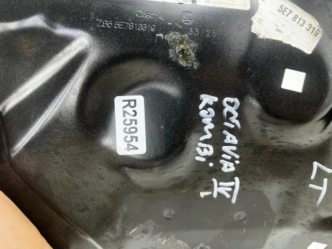 Poszycie Skoda Octavia 4 IV kombi 19r.- lewy tylny okular lampy błotnika mocowanie NOWA ORYGINALNA 5e7813319