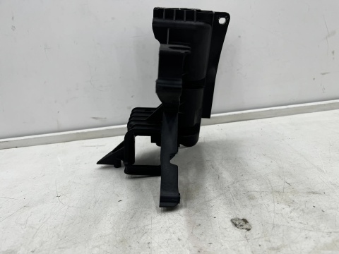 Pas przedni Mercedes w213 16-20r. prawe przednie wzmocnienie wspornik pasa przedniego a2136206400