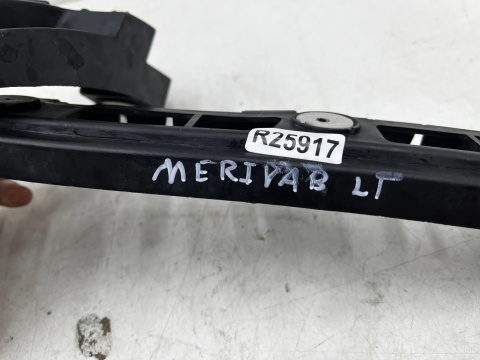 Ślizg Opel Meeiva B 10-17r. lewe tylne mocowanie zderzaka wspornik lewy tył 13268252