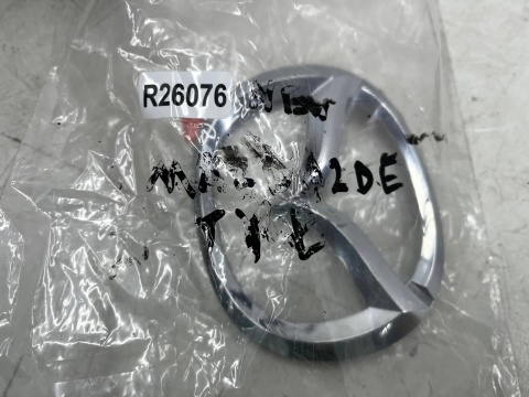 Znaczek Mazda 2 DE 07-14r. znaczek emblemat na klapę bagażnika 110x140mm. ORYGNALNY D65151730