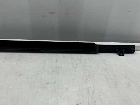 Listwa Mazda 3 IV BP 19r.- prawa przednia uszczelka drzwi zgarniająca CHROM zewnętrzna zewnętrzna bdmt-50-640c