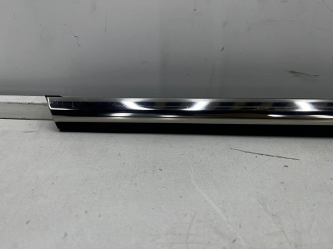 Listwa Mazda 6e Elektryk 24r.- prawa tylna uszczelka drzwi zgarniająca CHROM zewnętrzna ghwe-50670