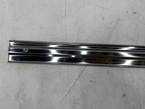 Próg bagażnika Toyota Land Cruiser J70 90-04r. NOWA tylna nakładka progu bagażnika osłona metalowa oryginalna 58573-90k00