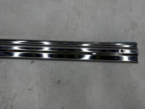 Próg bagażnika Toyota Land Cruiser J70 90-04r. NOWA tylna nakładka progu bagażnika osłona metalowa oryginalna 58573-90k00