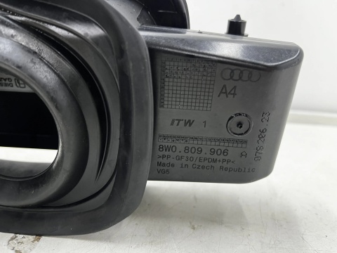 Klapka wlewu paliwa Audi A4 B9 15-24r. 8w0809906