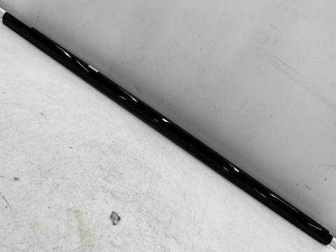 Listwa BMW 4 G22 Coupe M4 G82 20r.- lewa przednia uszczelka drzwi zgarniająca Shadowline zewnętrzna 7482749