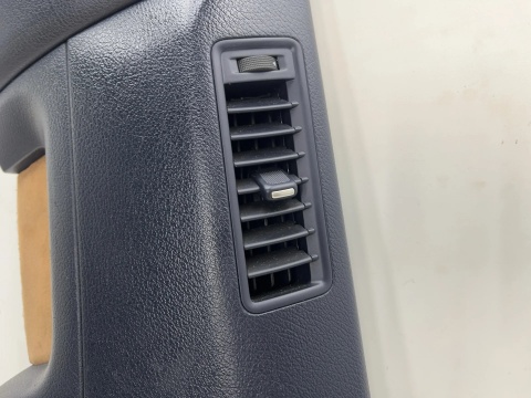 Osłona słupka Audi A8 D3 02-10r. prawa dolna osłona słupka wewnętrzna środkowego poszycie tapicerka kratka nawiewu 4E0867244