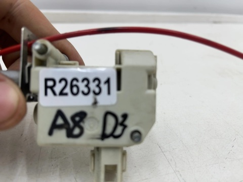 Siłownik klapki paliwa Audi A8 D3 02-10r. silniczek klapki wlewu 4e0862150