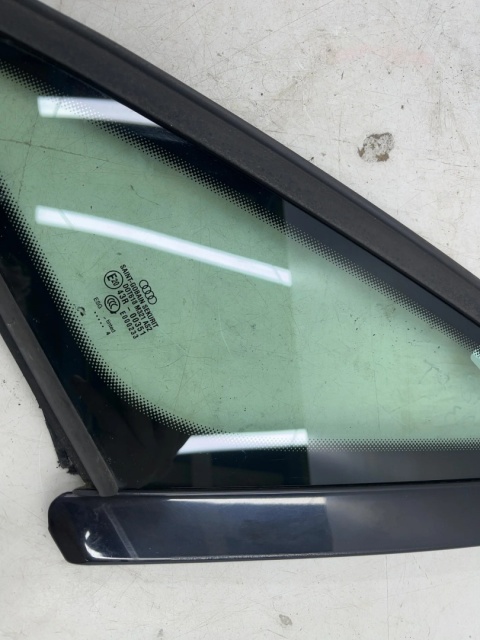 Szyba boczna Audi A8 D3 02-10r. prawy tylny trójkąt karoseryjna