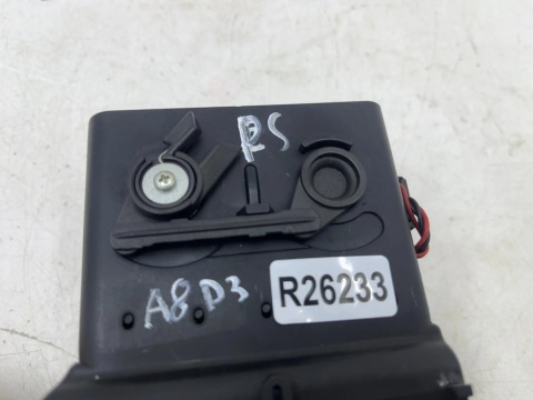 Kratka nawiewu Audi A8 D3 02-10r. prawa środkowa nadmuchu deski 4e0820952