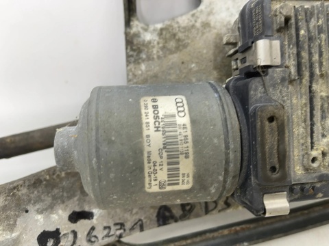 Mechanizm wycieraczek Audi A8 D3 02-10r. przedni silniczek wycieraczek szyby EUROPA 4e1955023g