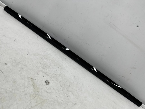 Listwa BMW 4 G22 Coupe M4 G82 20r.- prawa przednia uszczelka drzwi zgarniająca Shadowline zewnętrzna 7482750