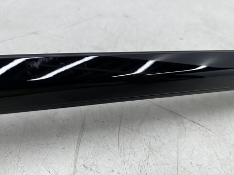 Listwa BMW 4 G22 Coupe M4 G82 20r.- prawa przednia uszczelka drzwi zgarniająca Shadowline zewnętrzna 7482750
