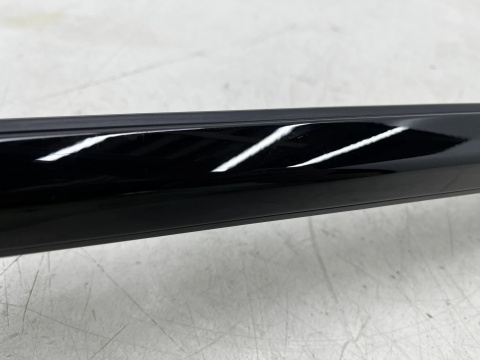 Listwa BMW 4 G22 Coupe M4 G82 20r.- prawa przednia uszczelka drzwi zgarniająca Shadowline zewnętrzna 7482750