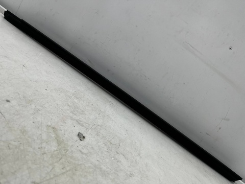 Listwa BMW 4 G22 Coupe M4 G82 20r.- prawa przednia uszczelka drzwi zgarniająca Shadowline zewnętrzna 7482750