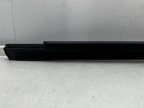 Listwa BMW 4 G22 Coupe M4 G82 20r.- prawa przednia uszczelka drzwi zgarniająca Shadowline zewnętrzna 7482750