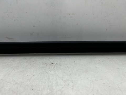 Listwa BMW 4 G22 Coupe M4 G82 20r.- prawa przednia uszczelka drzwi zgarniająca Shadowline zewnętrzna 7482750