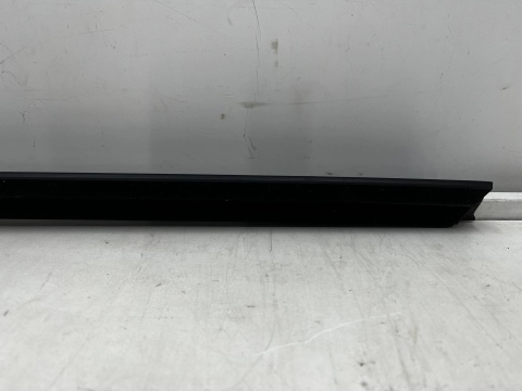 Listwa BMW 4 G22 Coupe M4 G82 20r.- prawa przednia uszczelka drzwi zgarniająca Shadowline zewnętrzna 7482750