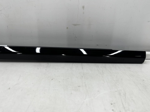 Listwa BMW 4 G22 Coupe M4 G82 20r.- prawa przednia uszczelka drzwi zgarniająca Shadowline zewnętrzna 7482750