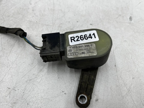 Czujnik poziomowania świateł Audi A8 D3 02-10r. lewy przód ksenonów lamp 4e0941286f