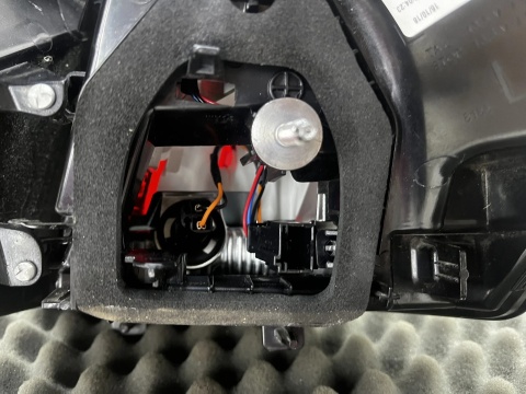Lampa Peugeot 3008 II 16-20r. lewa tylna w błotnik LED oryginalna Europa 9810477180