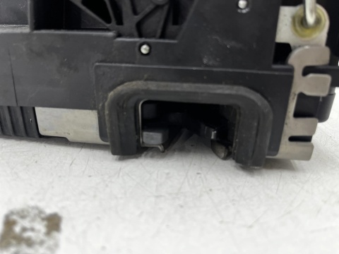 Zamek drzwi Opel Meriva A 03-10r. lewy przedni zamek drzwi 8 pin 13203899