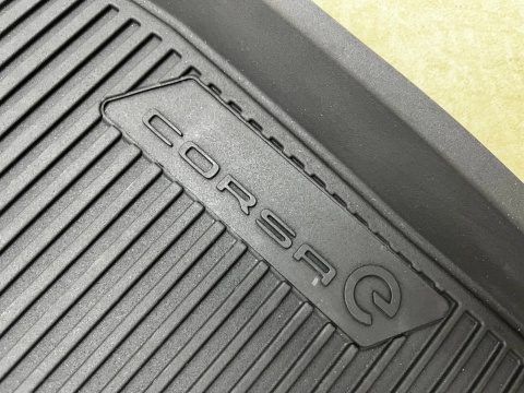 Dywaniki gumowe Opel Corsa F Corsa-e 19r.- komplet NOWYCH Oryginalnych dywaników gumowych wycieraczka